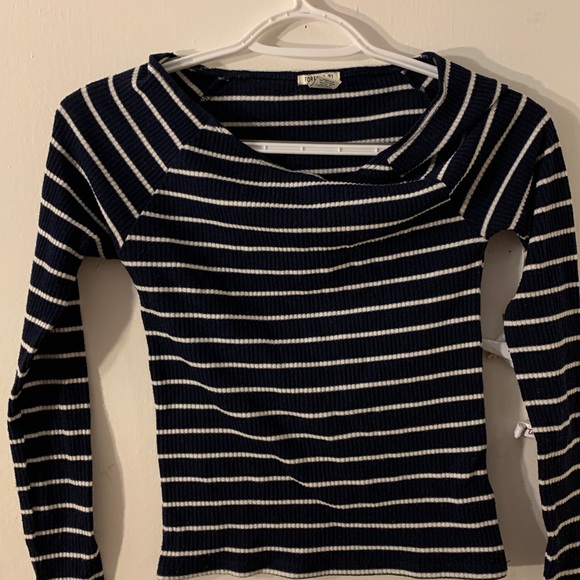 TOPS/SWEATERS - IN NEW CONDITION, VERY COMFY - Picture 5 of 8